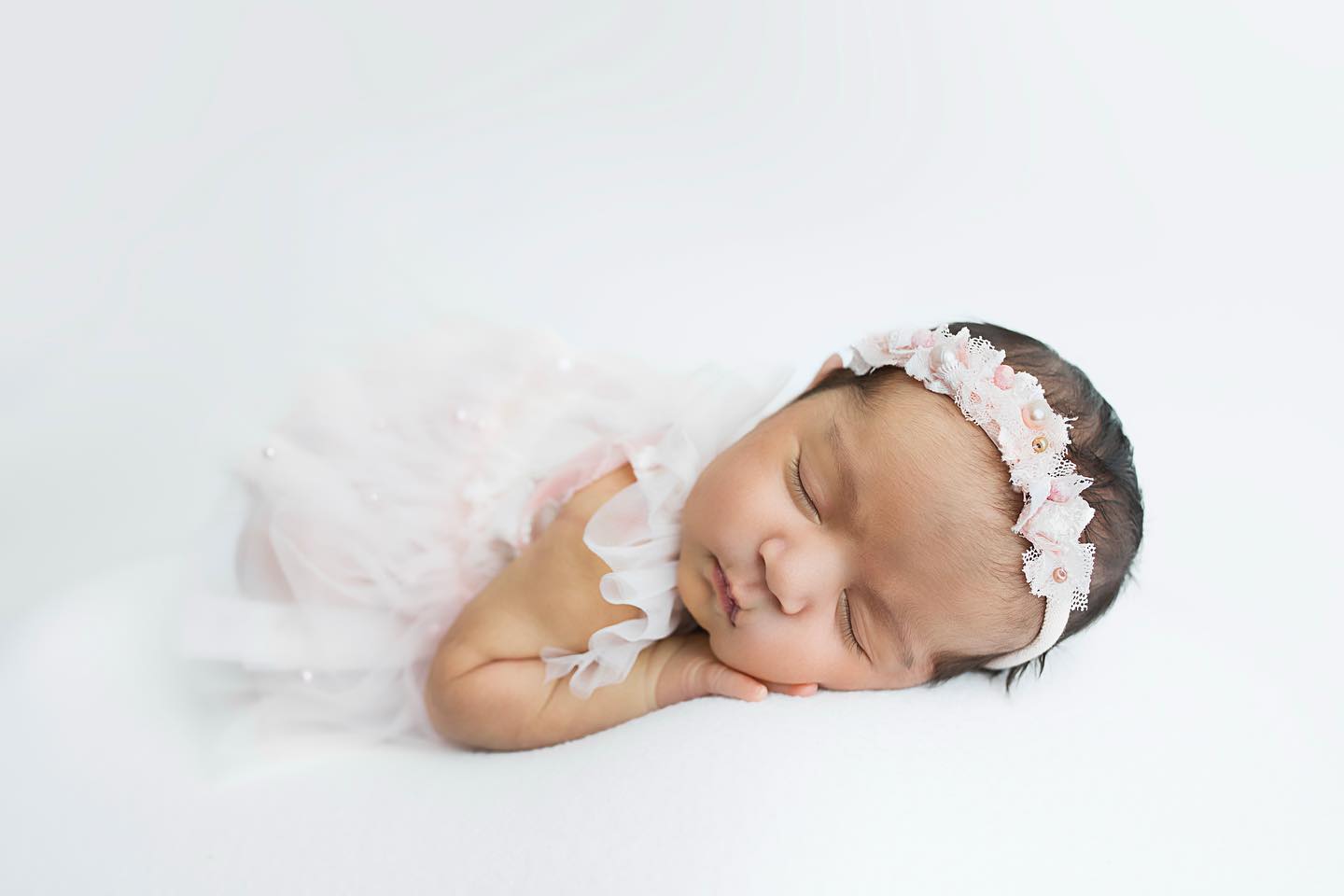 Such a sweet baby girl! 

Outfit and Headband by @sunkissedprops 

Please note that I am currently taking due dates up to December.

#oshawanewbornphotographer
#oshawaphotographer #whitbynewbornphotographer #ajaxnewbornphotographer #bowmanvillenewbornphotographer #oshawanewbornphotography #oshawamoms #durhamregionmoms #gtanewbornphotographer #gtanewbornphotography #gtaphotographer #canadiannewbornphotographer